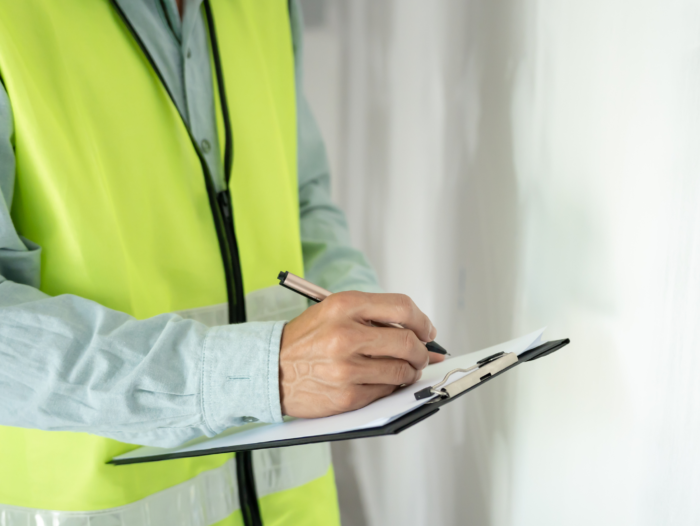 Ein Auditor begeht eine Baustelle und erledigt
