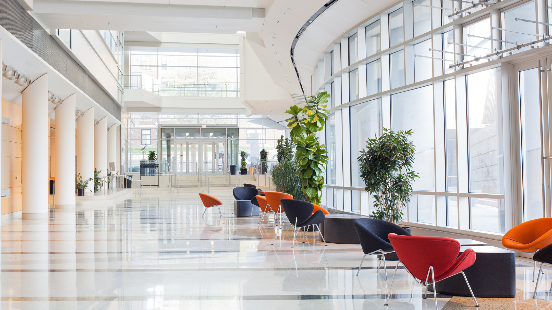 Ein modernes Bürogebäude mit der Zertifizierung ESG Due Diligence.