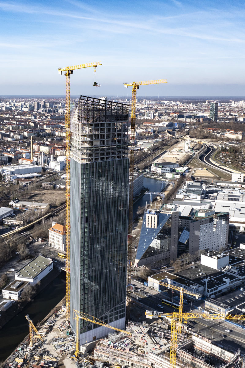 Der Estrel Tower im Bau, am Standort Berlin